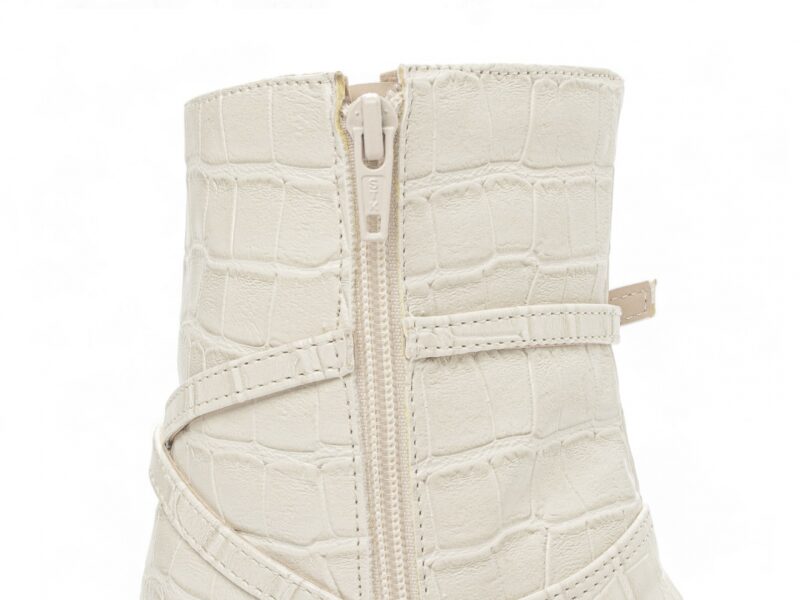 detalhe bico bota feminina off white feminino | VitriNerm