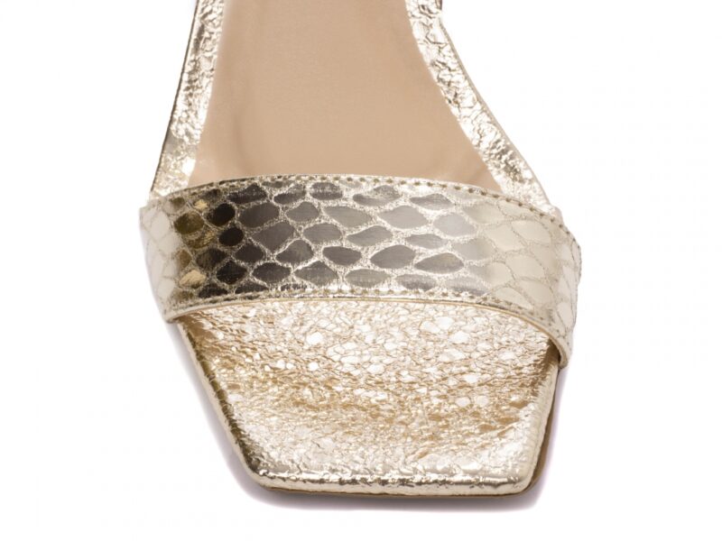 detalhe bico sandália feminina dourada feminino | VitriNerm