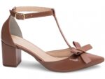 Sapato scarpin feminino em verniz caramelo com salto grosso de 6,5cm e detalhe de laço com fivela dourada.