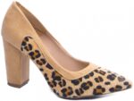 Sapato scarpin feminino animal print estampa de onça em pelo com detalhes em camurça bege e salto alto.