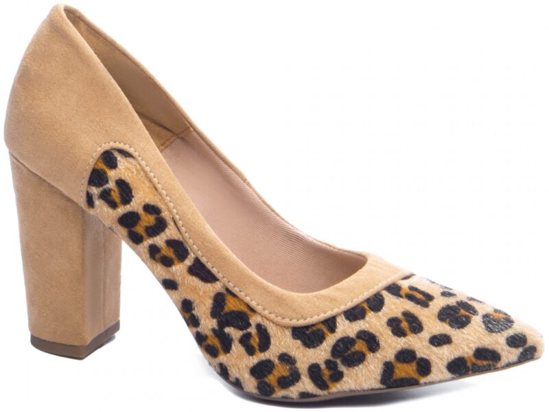 Sapato scarpin feminino animal print estampa de onça em pelo com detalhes em camurça bege e salto alto.